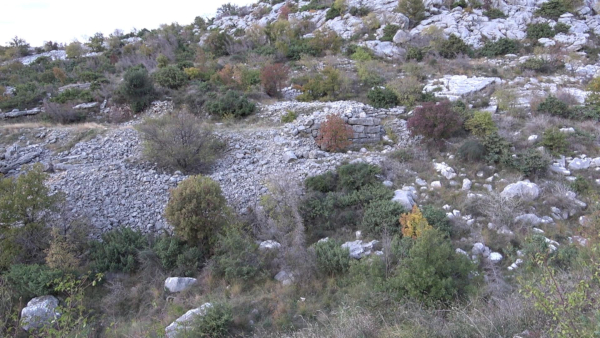 Arhitektonski kompleks nalazi se na terasama kojima se savladava strma strana drage (Foto: Igor Tomek, 2025.)