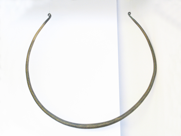 Promjer brončane ogrlice iz Potravlja u Dalmaciji, izložene u Arheološkom muzeju u Splitu, iznosi čak 33 centimetra (Foto: Tonći Seser; Izvor: Arheološki muzej u Splitu - muzejski savjetnik Damir Kliškić)