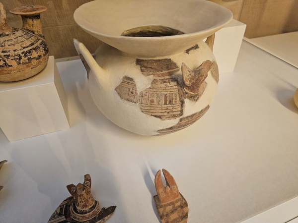 U ovom ukasu na ostatku liburnske posude prepoznao sam oblike glagoljskih znakova AZ, BUKI, VEDI, DOBRO, EST, IŽE, ĐERV, KAKO, LJUDI, MISLITE, NAŠ ON, POKOJ, RECI, TVRDO, ŠA ... A sve na prvi pogled izgleda kao jednostavan ukras ...