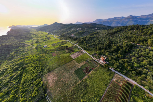 Svjedocanstva_snage2_Dubrovnik6_600.jpg Šipansko polje u čijem se jugoistočnom dijelu nalazi izvor žive vode Šipun, kojega su u vidu megalitskog bunara vjerojatno sagradili još drevni Iliri (Izvor: Južni (juzni.hr; Foto: Tomislav Krišto - Cropix)