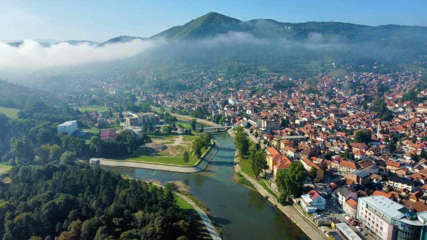 Grad Visoko u središnjoj Bosni, za čije nekadašnje stanovnike je učitelj Frano Murgić sačuvao zapis da su mogli s lakoćom nositi teret težak i do 150 kilograma (Turistička zajednica Zeničko-dobojskog kantona (ZDK)   (turistickazajednicazdk.ba))
