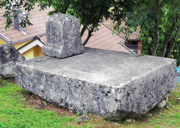 Veliki stećak sandučar nedaleko crkve Sveti Stjepan Prvomučenik u selu Čerina, koji veličinom (približno 2,7 sa 2,2 sa 0,7 metara, težak gotovo 11 tona) ne spada među najveće stećke u tome kraju (Izvor: ”Hercegovina: Časopis za kulturno i povijesno nasljeđe” (Dijana Korać i Ružica Mirković ”Stećci u Općini Čitluk”), 2018.)