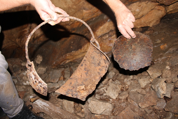 Ostaci metalnog posuđa dokazuju da je Bidrilova špilja u razdobljima opasnosti korištena kao pribježište zbjegova (Foto: Noa Majetić)