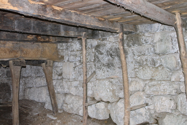 Podrumski suhozid kuće u Kneževićima sazdan od megalita (Foto: Noa Majetić)