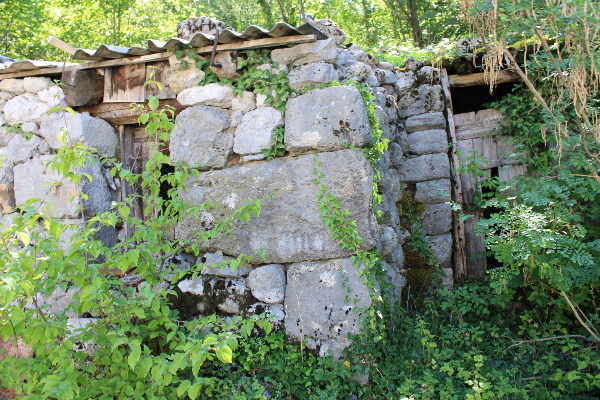 Megaliti u uglu ruševnog zdanja u zaselku Parići koje služi kao gospodarska zgrada (Foto: Noa Majetić)