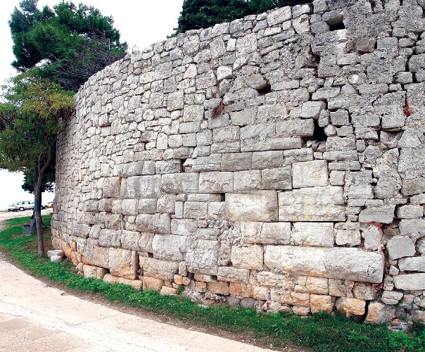 Dio očuvanog megalitskog bedema na Osoru. (Izvor: (* 1))