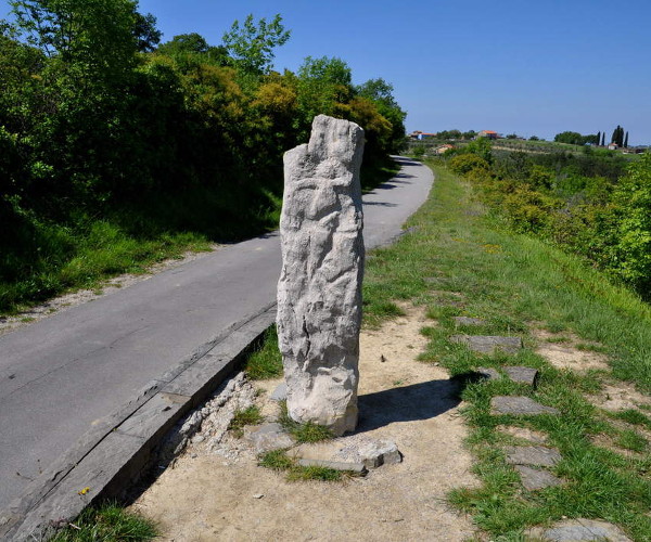 Starost kamena, kao i to tko su njegovi klesari i graditelji, ostaje nepoznanica (Izvor: Kraji - Slovenija (kraji.eu/slovenija/))