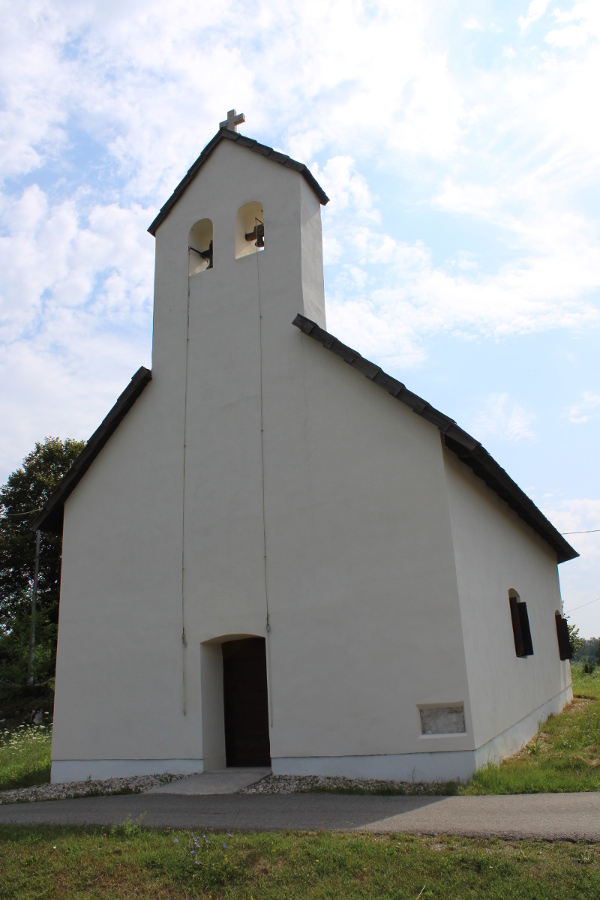 Epigrafski spomenik ugrađen je u desni donji kut pročelja s ulazne strane crkve (Foto: Goran Majetić)