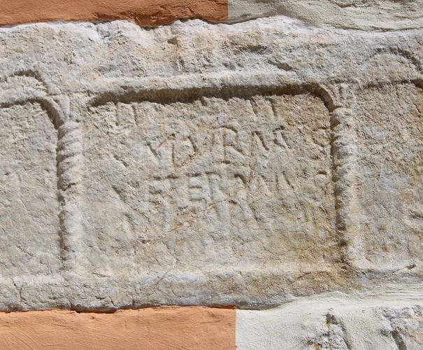 Sanduk urne ima zanimljiv reljefni prikaz ”vječne kuće” s kvadratnim natpisnim poljem i natpisom koji ukazuje na njegovo rimsko podrijetlo (Foto: Goran Majetić)