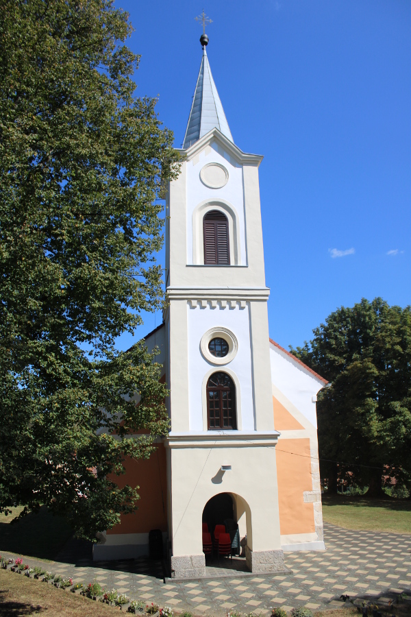 Sanduk urne ugrađen je u jugozapadni ugao crkve na visini od oko 2 metra od površine tla (na snimci desno od zvonika) (Foto: Goran Majetić)