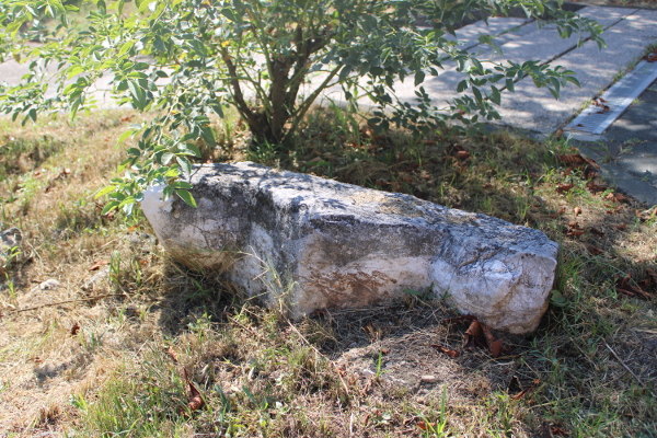 Poklopac urne (ili manjeg sarkofaga) okomito je ukopan uz prilazno stubište crkvi (Foto: Goran Majetić)