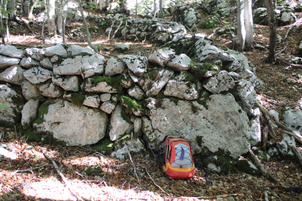 Usporedba veličine pojedinih megalita u ogradi jednog ”imanja” s planinarskom naprtnjačom visine 50 centimetara (Foto: Goran Majetić)
