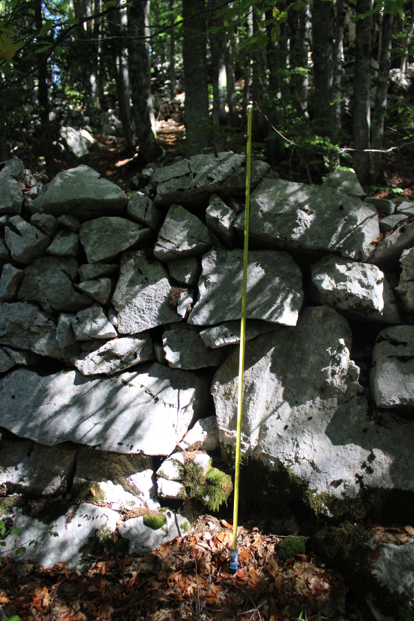 Megalitski suhozid u ulozi ulične ograde visine od umalo 2 metra (mjereno s vanjske strane) (Foto: Goran Majetić)