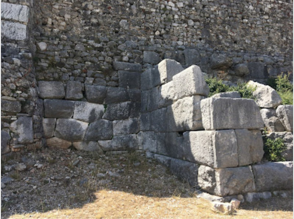 Ostaci drevne hramske megalitske gradnje i kasnije rimske nadogradnje u Lješu (mak. Lesnik, grč. Lissus) u Albaniji; mjesto je dobilo ime po mnogobrojnim stablima lješnjaka koji se nalaze u tom kraju, što je jedan od brojnih slavenskih toponima u Albaniji (Izvor: https://carolynperry.blogspot/2020/10/a-visit-to-lissus-walled-illyrian-city.html)