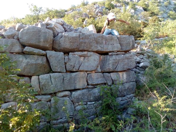 Kiklopske zidine na Bandalovoj Kosi kraj Klisa; sami zaključite da li je to rimska gradnja (Foto: Domagoj Nikolić)