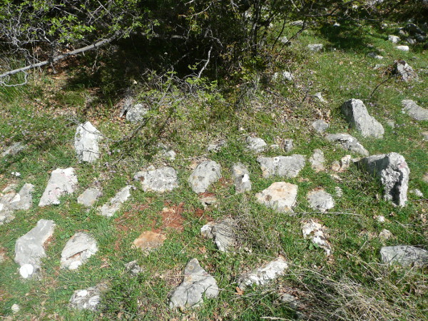 Ispod sela Šarić Lug, s obje strane puta nalazi se nekoliko skupina mirila, koja uglavnom čine po dva uspravljena prirodna kamena, tek poneka su i kamenjem popločena