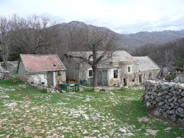 Napušteno podgorsko selo Podpogledalo (Marasi) pod glavicom Pogledalo (322 m.n.v.)