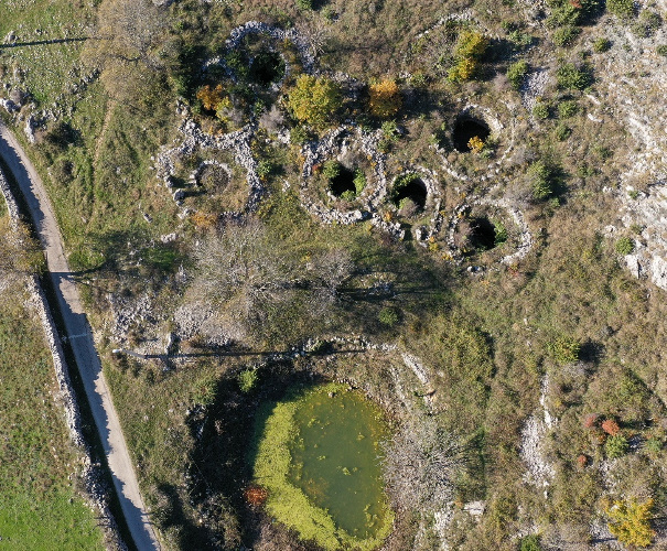 Deset bunara s lokvom - povijesni biser i fenomen drevnog graditeljstva sela Mravnica u šibenskom kraju (Foto: Dragan Zjalić)