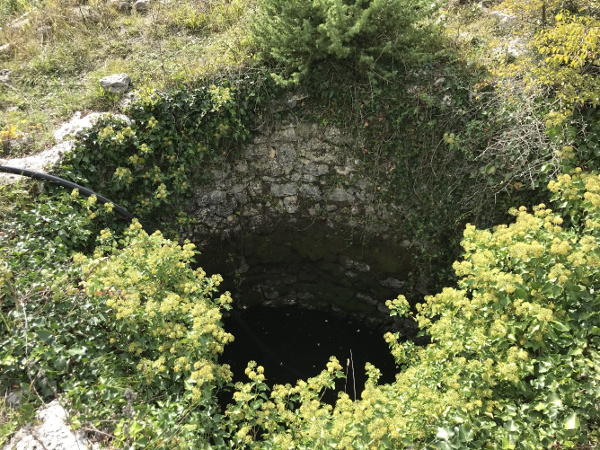 O bunarima u Mravnici nemamo nikakvih zapisa o izgradnji, a narod ih naziva rimskim ili grčkim bunarima (Foto: Vinko Klarić)