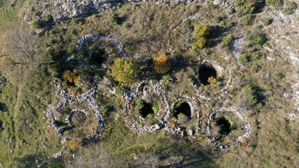 Zašto u struci nema hrabrosti da bunare u Mravnici smjeste u ilirsko ili prapovijesno doba? (Foto: Dragan Zjalić)