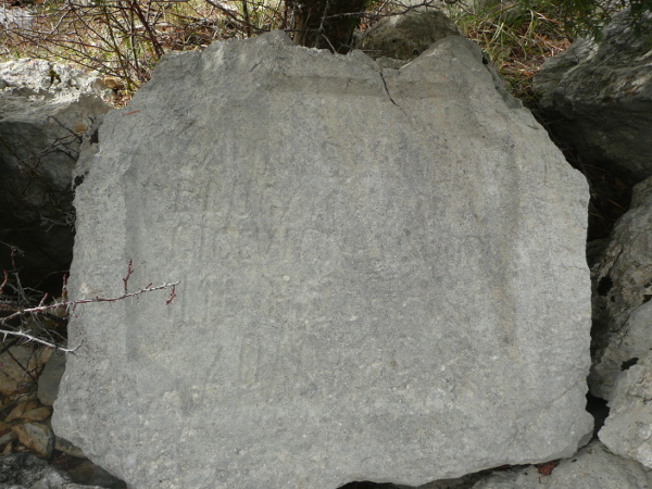 Kamen s uklesanim natpisom koji čuva spomen na obnovu bunara s kraja 19. stoljeća