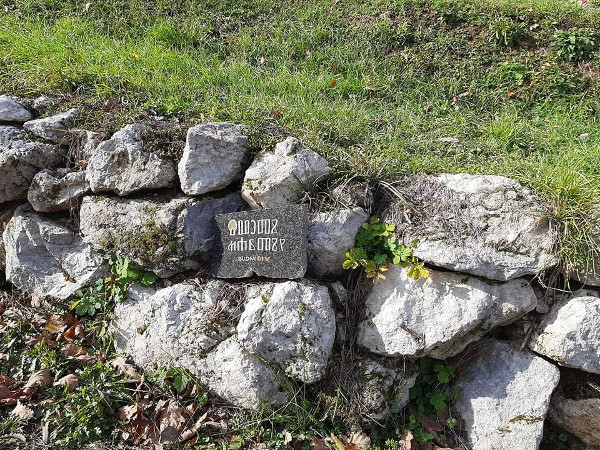 Na kamenoj ploči glagoljskim slovima istaknuto je ime crkve - Sveti Martin (Foto: Tomislav Beronić)