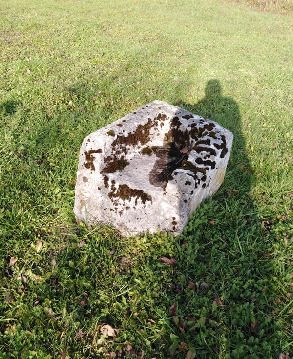 Ulomak sanduka urne, poznat među stanovnicima Male Crkvine pod imenom ”Simin kamen”, koji se nalazi na travnjaku uz novu obiteljsku kuću (stanje 2021.) (Foto: Zdravko Novosel)