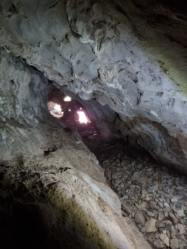 Pogled prema ulazu iz unutrašnjosti Krajačeve pećine (Foto: Tomislav Beronić)