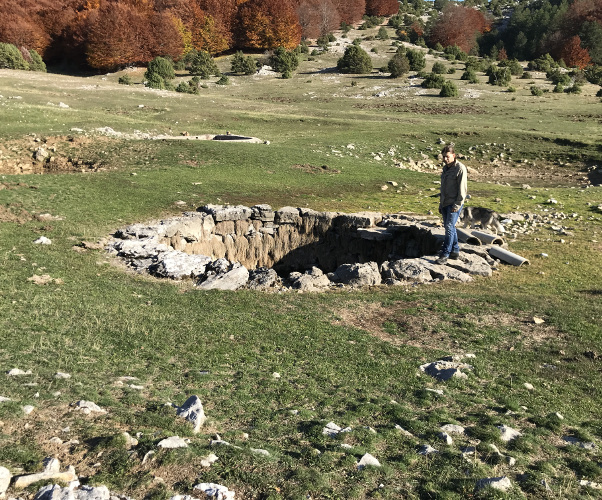 Bunari Lazareti na Dinari - kulturno-povijesni biser i fenomen drevnog graditeljstva; 9 bunara s dvije lokve (Foto: Vinko Klarić)