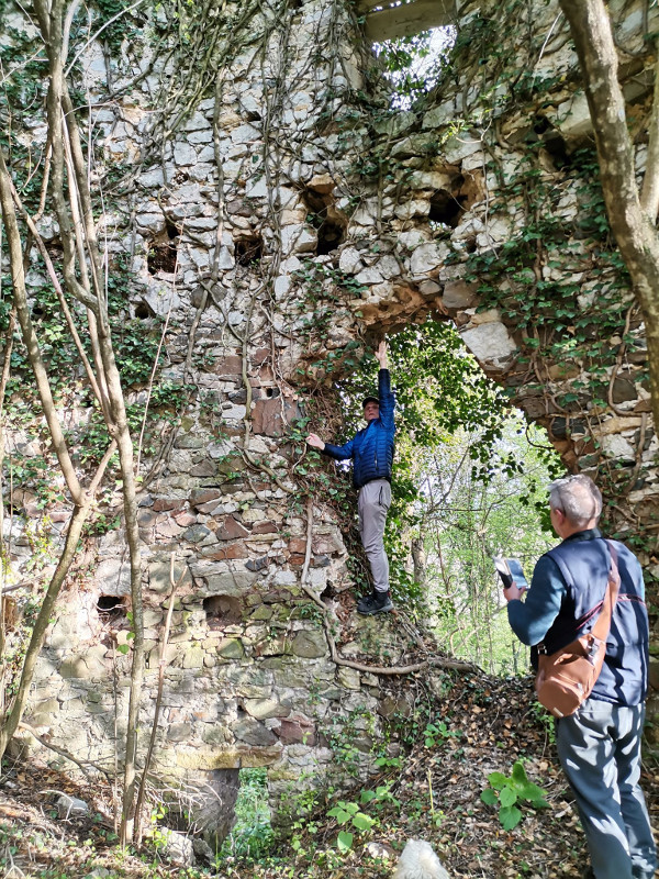 Pravilno raspoređene udubine s unutrašnje strane zida kule ukazuju na mjesta na kojima su se nalazile podne grede (Foto: Tomislav Beronić)