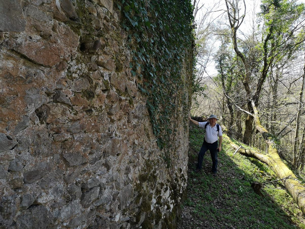 Uz vanjski zid Perne, koji je najbolje očuvan (Foto: Biserka Beronić)