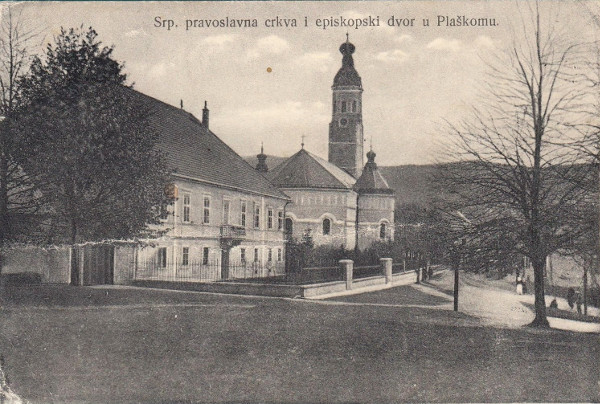 Saborna crkva Vavedenja Presvete Bogorodice i vladikin dvor u Plaškom 1917. godine (Izvor: aukcije.hr)