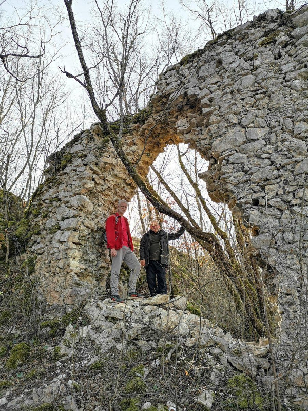 Među ruševinama zapadnog dijela srednjovjekovne utvrde koja se uzdiže iznad strme desne obale Korane (Foto: Biserka Beronić)