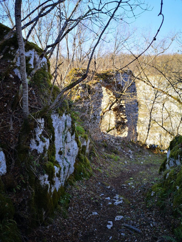 Makadamska cesta od ruševina utvrde Blagaj spušta se u zavojima do ostataka Mravunčevog mlina na Korani (Foto: Tomislav Beronić)
