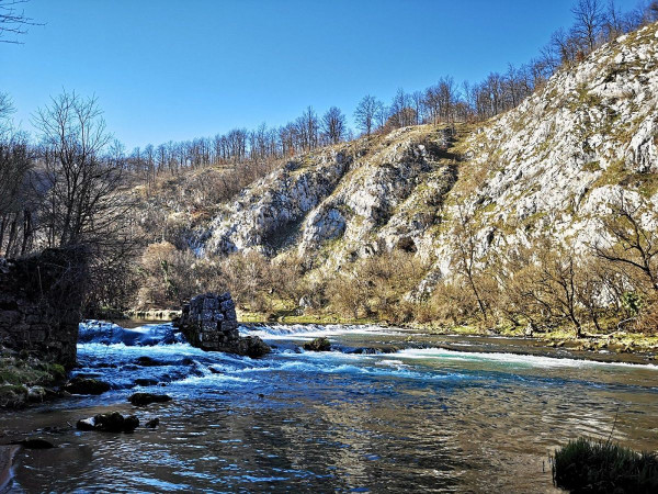 Pogled sa žala na kamene nosače nekadašnje Mravunčeve mlinice i stjenovite padine duboke riječne doline (Foto: Tomislav Beronić)