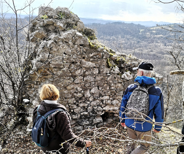 Ruševine Skrada uzdižu se na brijegu visokom oko 280 metara, iznad duboke i slikovite doline Korane (Foto: Tomislav Beronić)