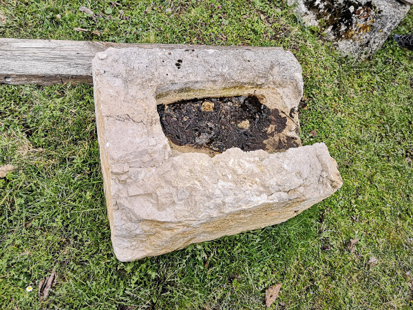 Jedna od oštećenih kamenih urni u zaselku Vujaškovići (Foto: Tomislav Beronić)