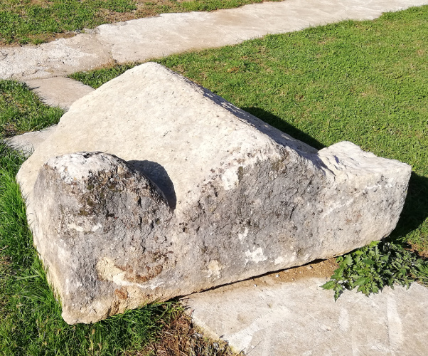 Polovica poklopca sarkofaga iz Korane kod izvora Donji vrutak, koja je 1997. godine preseljena unutar zidina starog grada Barilovića (stanje 2020.) (Foto: Martina Majetić)