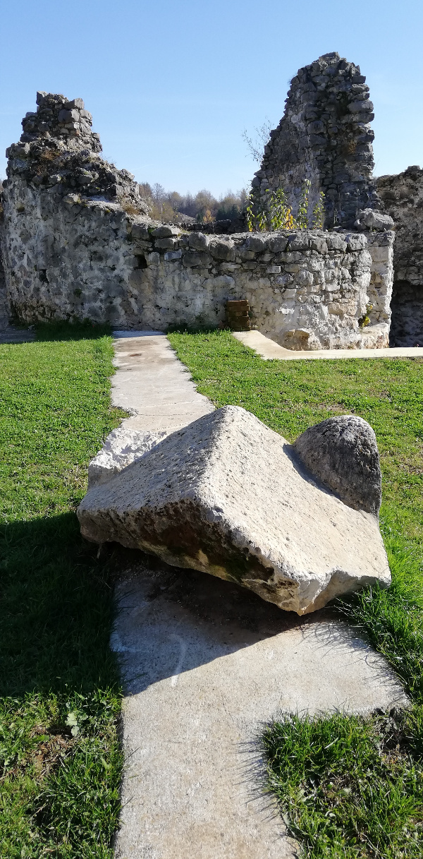 Manja polovica poklopca kamene škrinje koja je izložena u Bariloviću; kada bi joj ”nalegli” polovicu iz Duga Rese, cjelovit spomenik bio bi dug 2,3 metra (Foto: Martina Majetić)