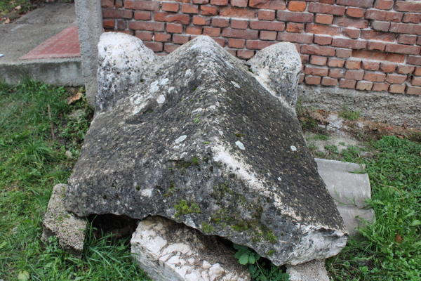 Veća polovica poklopca kamene škrinje koja je ”skrivena” u Duga Resi; zajedno s drugom polovicom iz Barilovića spomenik bi težio 2,7 tona (Foto: Goran Majetić)