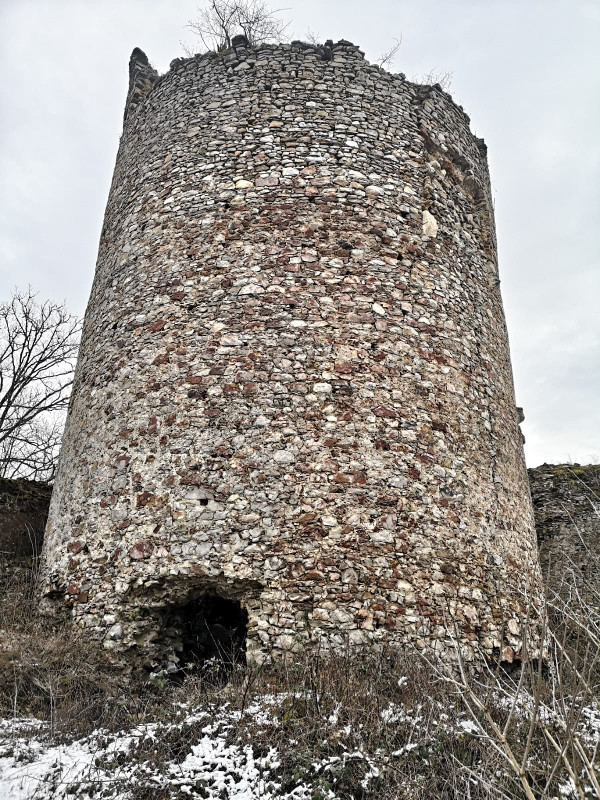 Glavna okrugla kula Gvozdanskog, kojim je upravljala hrvatska plemićka obitelj Zrinski (Foto: Tomislav Beronić)
