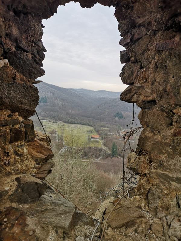 Pogled s ruševina Gvozdanskog na šumovite obronke Zrinske gore, koja je ime dobila po srednjovjekovnim gospodarima grada i okolnog imanja (Foto: Tomislav Beronić)