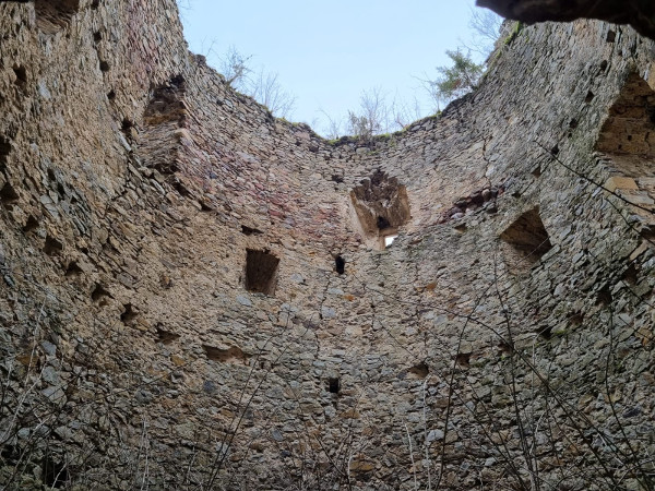 Pogled iznutra na nekoć višekatnu tvrđavsku okruglu kulu (Foto: Tomislav Beronić)