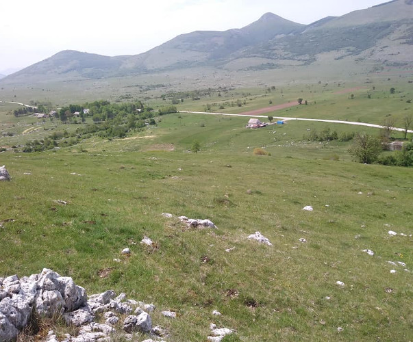 Mazinsko polje i obronci Ličke Plješivice na kojoj su nekoć davno, prema predaji, živjeli divovi Nemri (Foto: Darko Gojković)