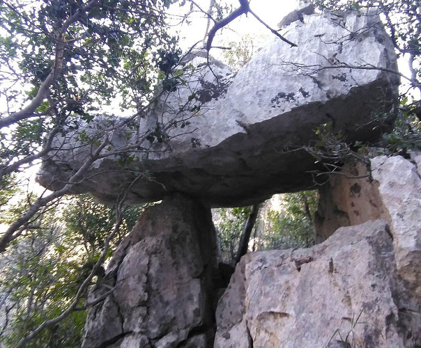 Novootkriveni dolmen pronađen nedaleko Neumskog Gradca (Foto: Goran Glamuzina; Izvor: Portal Bljesak info (bljesak.info))