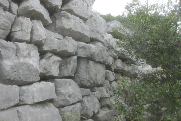 Pogled na još jedan nevjerojatan megalitski zid  u okruženju Miline Gradine istočno od Neumskog Gradca (Foto: Goran Glamuzina)