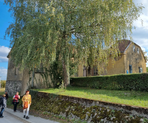 Od srednjovjekovnog utvrđenog grada Tounj malo se toga ima za vidjeti; preostala okrugla kula i jedna od zgrada nadograđeni su i donedavno korišteni kao poslovni prostori (Foto: Tomislav Beronić)