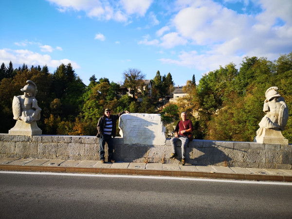 Ploča na sjevernoj ogradi mosta s natpisom posvećom izgradnji mosta i kipovi rimskih vojnika - čuvara mosta (Foto: Biserka Beronić)