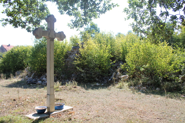 Ruševni ostaci pravoslavne crkve u Mogoriću uz koju se, po sjećanju mještana, stećci nikada nisu nalazili (Foto: Goran Majetić)