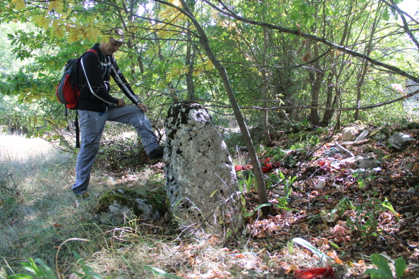 Slobodni istraživač Darko Gojković razgledava najveći stećak položen uz groblje u zaseoku Popovići (Foto: Goran Majetić)